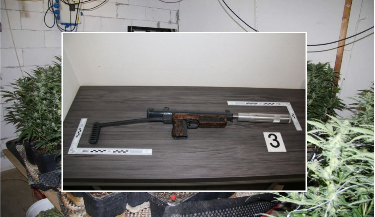 VIDEO: Policie při razii na pěstírnu konopí objevila i několik amatérsky upravených a zakázaných zbraní