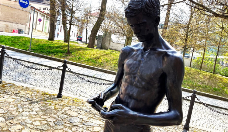 Z místa před kostelem nečekaně zmizela populární černá socha mladíka ve slipech, sledujícího mobil