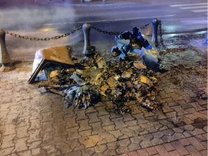 Neznámý pyroman řádil na Americké, kde podpálil několik kontejnerů, policie hledá svědky