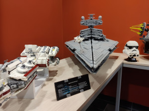 Ať tě provází síla! Plzeň slavila Den Star Wars, přiletěla také flotila vesmírných lodí z kostiček