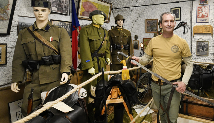 V Dobřanech na Plzeňsku vzniká muzeum, které zmapuje místní vojenskou historii. Na snímku je zakladatel muzea Miloslav Faifr s šavlí pro důstojníky vzor 1904, foto ČTK/Chaloupka Miroslav
