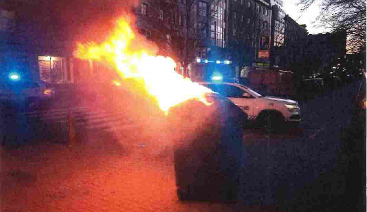 Neznámý pyroman řádil na Americké, kde podpálil několik kontejnerů, policie hledá svědky