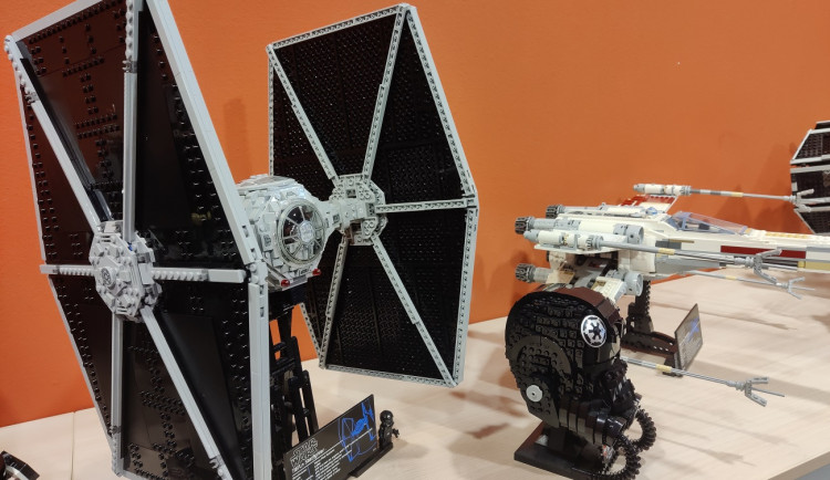 Ať tě provází síla! Plzeň slavila Den Star Wars, přiletěla také flotila vesmírných lodí z kostiček