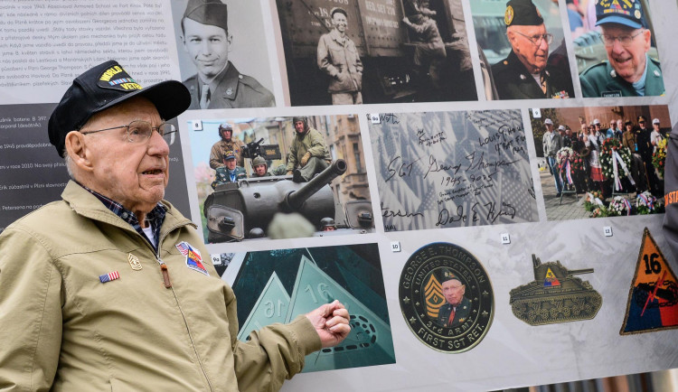 Česko je mým druhým domovem, řekl veterán George Thomson při zahájení výstavy Thank you, boys