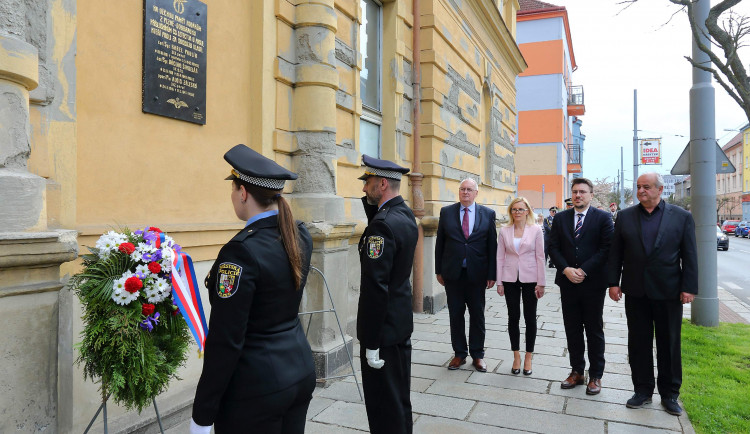 Památku tří rodáků, kteří bojovali a zemřeli jako letci RAF, uctila plzeňská městská část Doubravka 