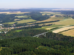 ŘSD začíná vykupovat pozemky na stavbu obchvatu Plas s nejvyšším mostem v ČR