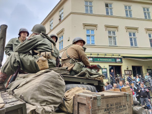 FOTO: Plzeň ožila Slavnostmi svobody, historickou techniku obdivují davy lidí