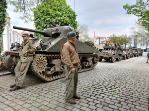 FOTO: Plzeň ožila Slavnostmi svobody, historickou techniku obdivují davy lidí