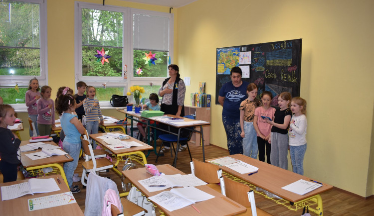 Dětem z Ukrajiny nejvíce chybí jejich tátové, popisuje učitelka z adaptační skupiny na Bolevecké základní škole