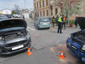 Při nehodě na křižovatce se srazila dvě auta, třetí poškodil odhozený vůz. Oba řidiči shodně tvrdí, že jeli na zelenou