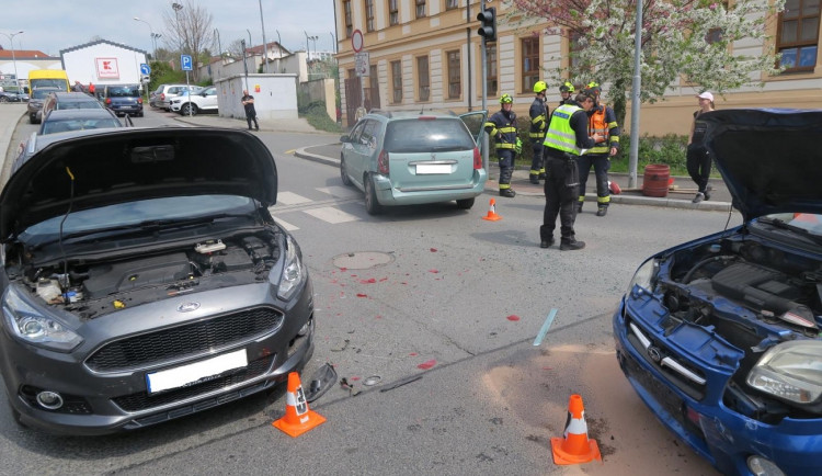 Při nehodě na křižovatce se srazila dvě auta, oba řidiči shodně tvrdí, že jeli na zelenou
