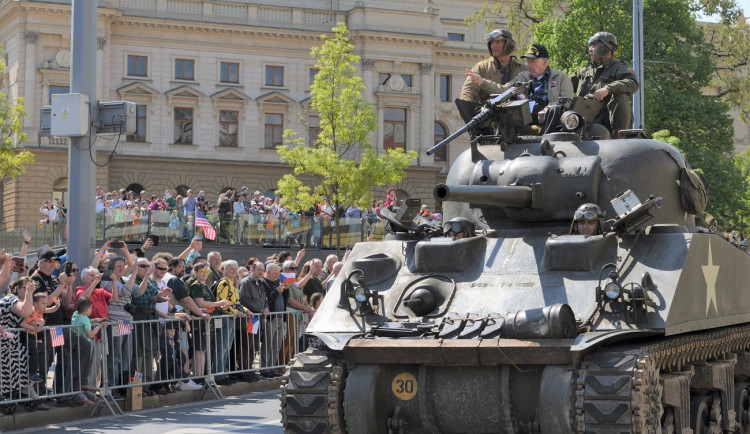 FOTO: Tisíce lidí nadšeně sledovaly Konvoj svobody, centrem Plzně projelo přes 200 kusů vojenské techniky