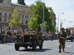 FOTO: Tisícovky lidí nadšeně sledovaly Convoy of Liberty, centrem Plzně projelo přes 200 kusů vojenské techniky