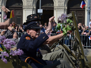 FOTO: Tisícovky lidí nadšeně sledovaly Convoy of Liberty, centrem Plzně projelo přes 200 kusů vojenské techniky