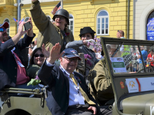 FOTO: Tisíce lidí nadšeně sledovaly Convoy of Liberty, centrem Plzně projelo přes 200 kusů vojenské techniky