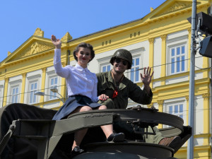 FOTO: Tisíce lidí nadšeně sledovaly Convoy of Liberty, centrem Plzně projelo přes 200 kusů vojenské techniky