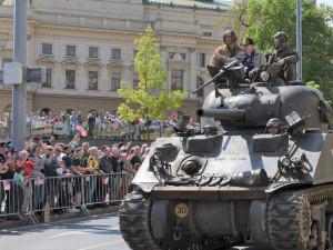 FOTO: Tisíce lidí nadšeně sledovaly Konvoj svobody, centrem Plzně projelo přes 200 kusů vojenské techniky