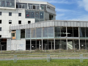 Zastupitelé rozhodli o budoucnosti skleněného pekla, ostudu Plzně nahradí byty, obchody a kanceláře