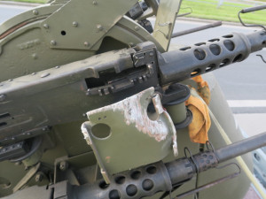 Přívěs převážející historickou vojenskou techniku se za jízdy odpojil od tažného vozidla a následně se převrátil