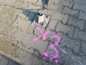 Přívěs převážející historickou vojenskou techniku se za jízdy odpojil od tažného vozidla a následně se převrátil