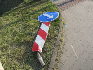 Přívěs převážející historickou vojenskou techniku se za jízdy odpojil od tažného vozidla a následně se převrátil