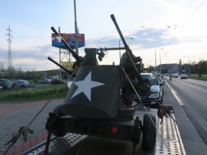 Přívěs převážející historickou vojenskou techniku se za jízdy odpojil od tažného vozidla a následně se převrátil