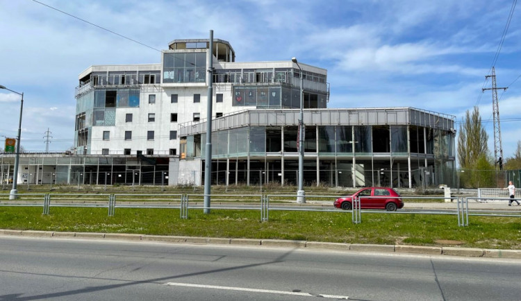 Zastupitelé rozhodli o budoucnosti skleněného pekla, ostudu Plzně nahradí byty, obchody a kanceláře