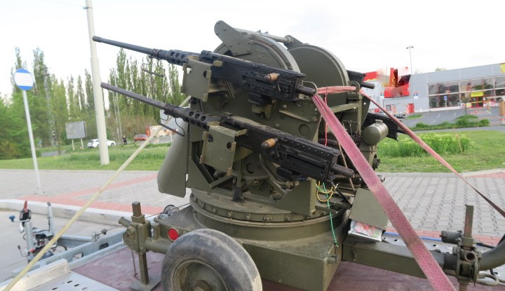 Přívěs převážející historickou vojenskou techniku se za jízdy odpojil od tažného vozidla a následně se převrátil