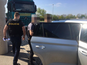 Odsouzený vrah taxikáře roky prchal před vězením, policie ho dopadla na nádraží v Rakousku, neměl nasazený respirátor