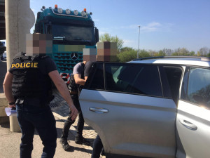 Odsouzený vrah taxikáře roky prchal před vězením, policie ho dopadla na nádraží v Rakousku, neměl nasazený respirátor