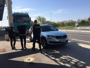 Odsouzený vrah taxikáře roky prchal před vězením, policie ho dopadla na nádraží v Rakousku, neměl nasazený respirátor