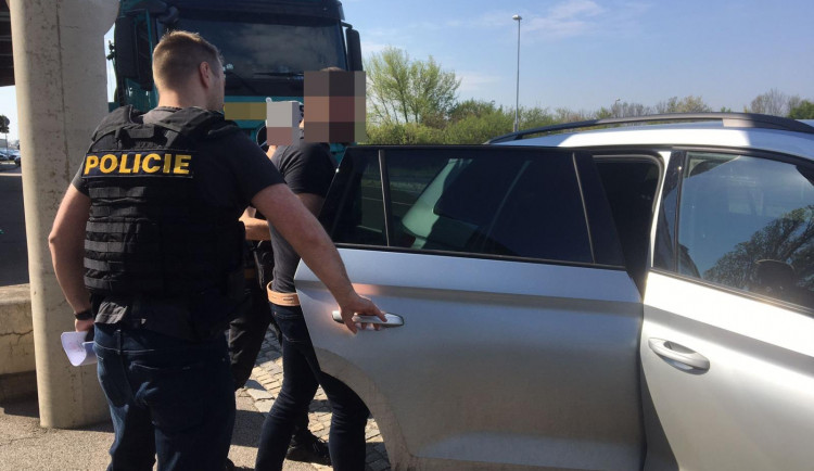 Odsouzený vrah taxikáře roky prchal před vězením, policie ho dopadla na nádraží v Rakousku, neměl nasazený respirátor