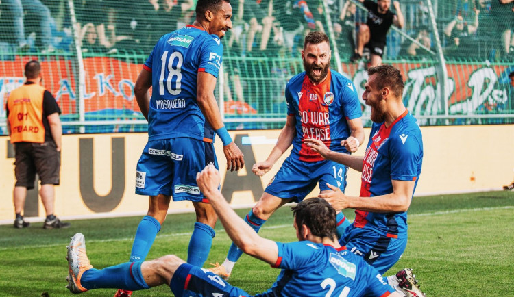 Viktoriáni mají šestý ligový titul díky výhře 2:0 nad Hradcem, Plzeň čekají bouřlivé oslavy