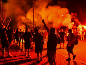 Před stadionem v Plzni čekaly na mistry desítky fanoušků, bouřlivé oslavy se chystají na neděli