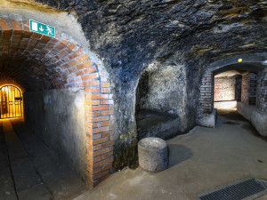 Vydejte se do Plzeňského historického podzemí za svitu baterek, navštívíte i jindy nepřístupnou část chodby