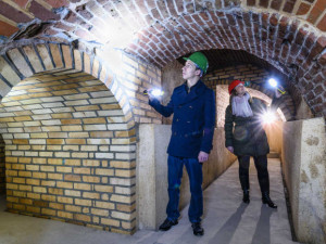 Vydejte se do Plzeňského historického podzemí za svitu baterek, navštívíte i jindy nepřístupnou část chodby