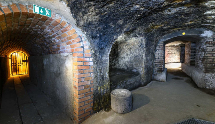 Vydejte se do Plzeňského historického podzemí za svitu baterek, navštívíte i jindy nepřístupnou část chodby