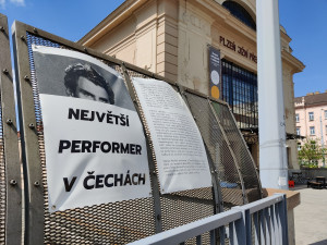 Ze slavných činů prezidenta Miloše Zemana si utahuje výstava, která je k vidění na mostu rebela Ivana Jirouse