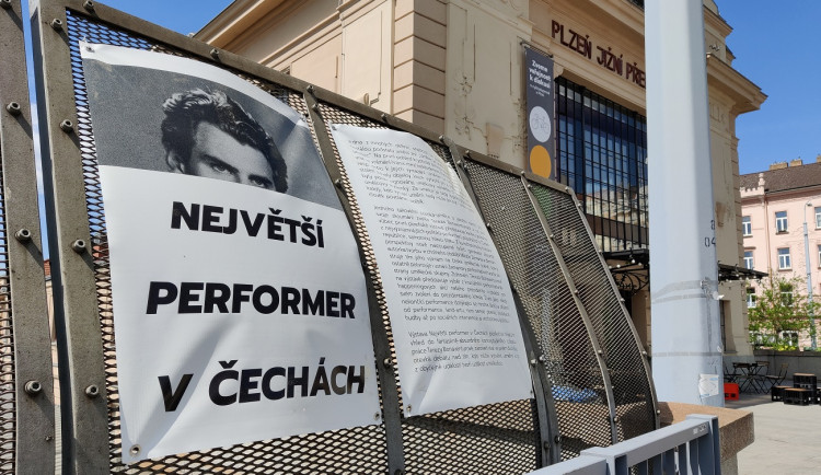 Most rebela Magora Jirouse obsadila výstava věnována Zemanovi a jeho příspěvkům na poli umění