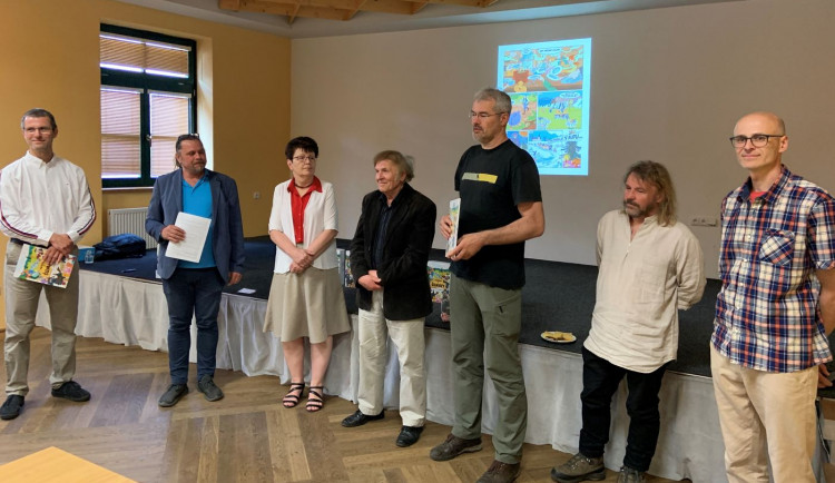 Autoři a spoluautoři komiks s příběhy ze Šumavy pokřtili stylově v Kašperských Horách