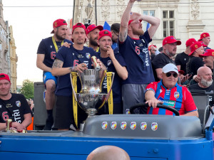 Plzeň je v extázi, fanoušci bouřlivě oslavují s hráči FC Viktoria Plzeň mistrovský titul