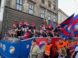 Plzeň je v extázi, fanoušci bouřlivě oslavují s hráči FC Viktoria Plzeň mistrovský titul