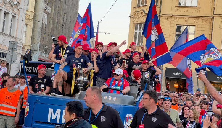 Plzeň je v extázi, fanoušci bouřlivě oslavují s hráči FC Viktoria Plzeň mistrovský titul