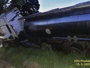 Řidič utrpěl velmi těžké zranění při nehodě tří dodávek a kamionu s cisternou