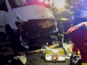 Řidič utrpěl velmi těžké zranění při nehodě tří dodávek a kamionu s cisternou