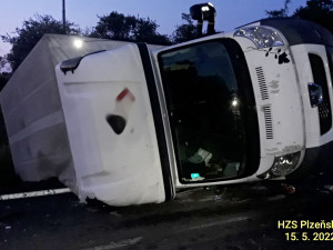 Řidič utrpěl velmi těžké zranění při nehodě tří dodávek a kamionu s cisternou