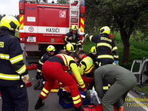 Po nárazu auta do stromu na Tachovsku bojuje spolujezdec muž o život, transportoval ho vrtulník do nemocnice