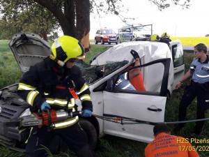 Po nárazu auta do stromu na Tachovsku bojuje spolujezdec muž o život, transportoval ho vrtulník do nemocnice