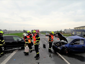 Na silnici I/20 u Příšova se srazila dvě osobní vozidla a dodávka.