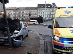 Mladá řidička se v Plzni zastavila až o semafor